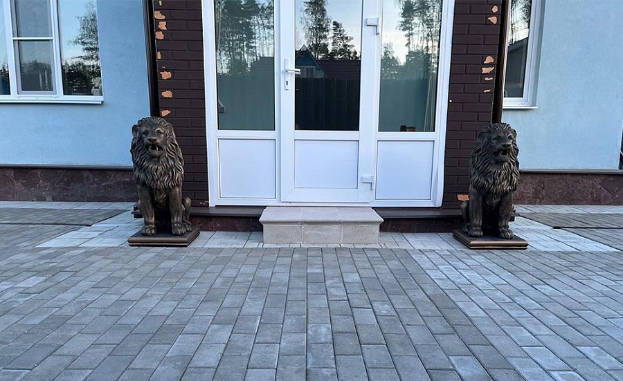 Скульптура льва из бетона Королевский лев в бронзе